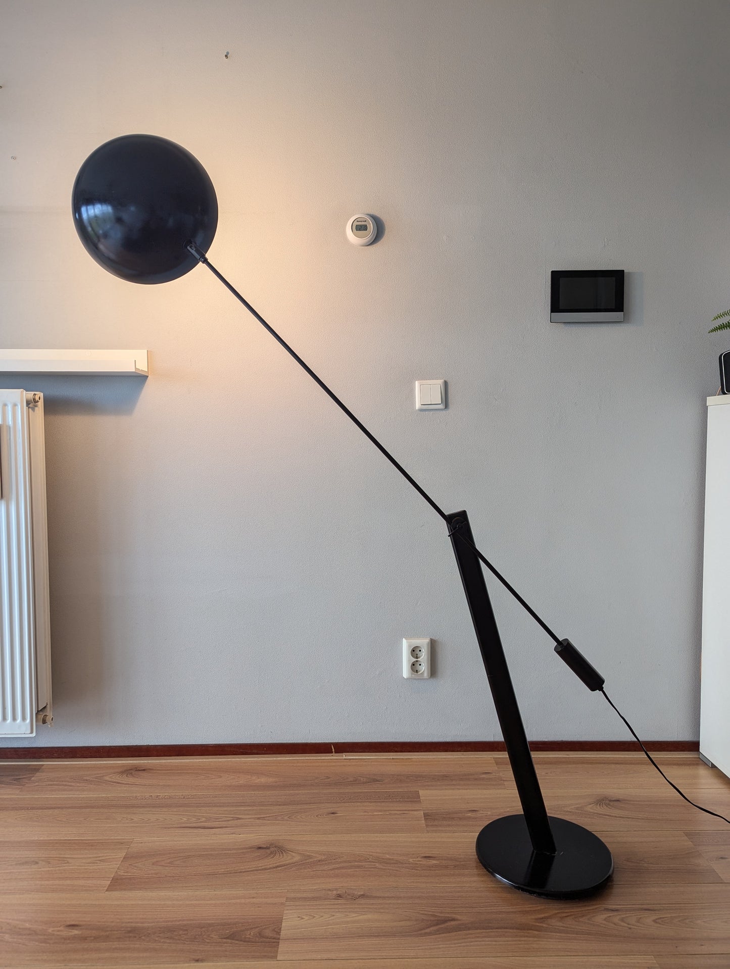 Hala Zeist “Counterweight” Floor Lamp – (1970s)