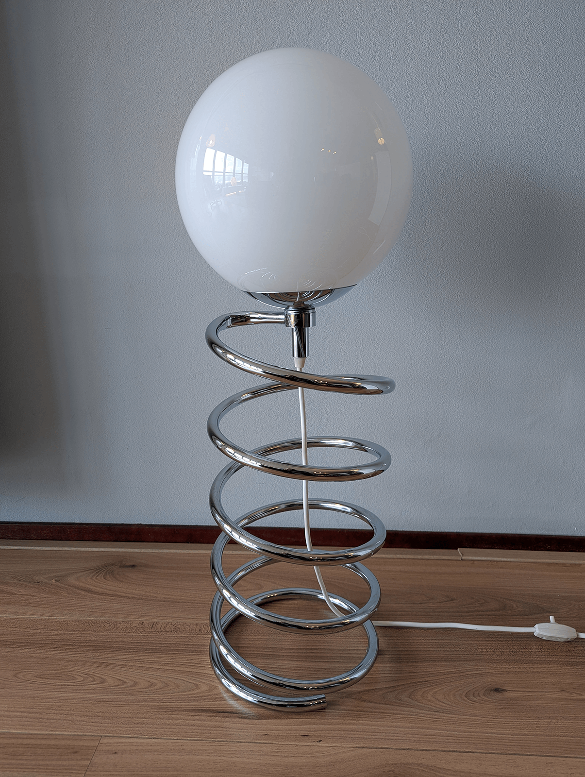 Space Age Floor Lamp – Chrome Spiral Base with Opal Glass Globe – 70 cm