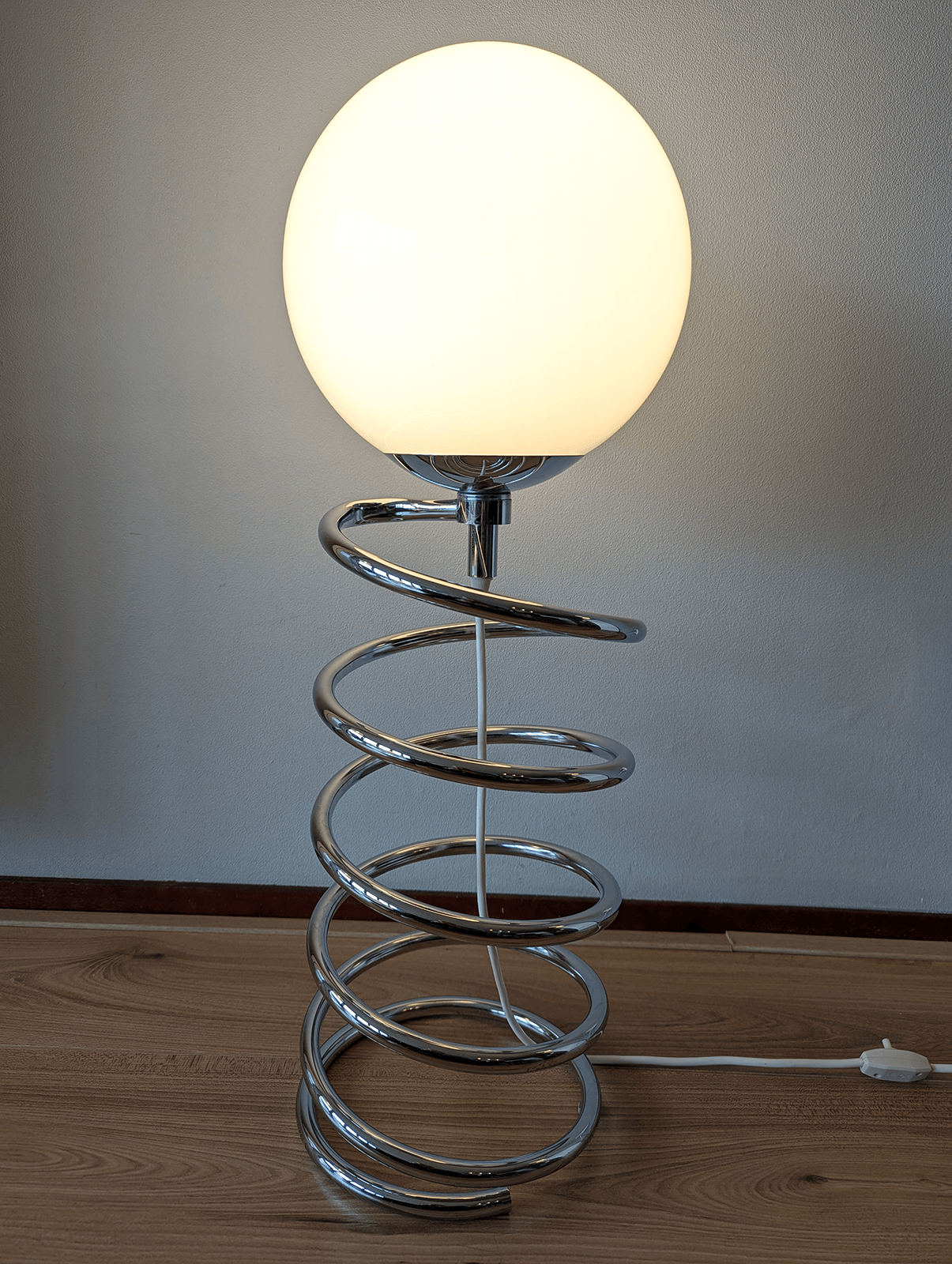Space Age Floor Lamp – Chrome Spiral Base with Opal Glass Globe – 70 cm