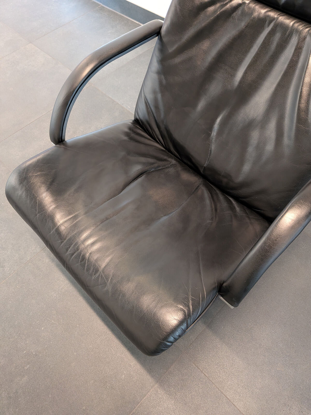 Artifort F194 Lounge Chair - Black Leather - Polished Aluminium Star Base