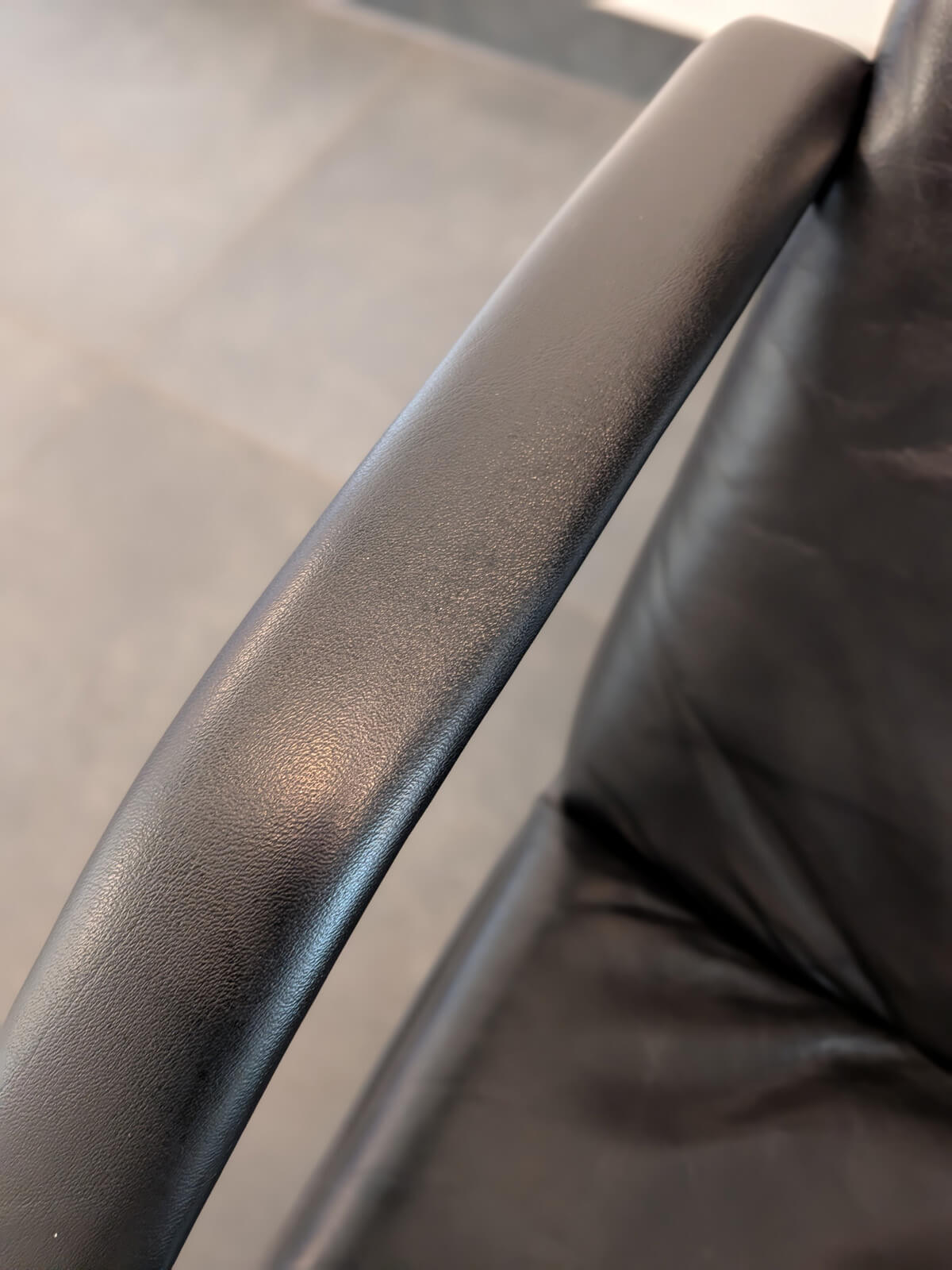 Artifort F194 Lounge Chair - Black Leather - Polished Aluminium Star Base