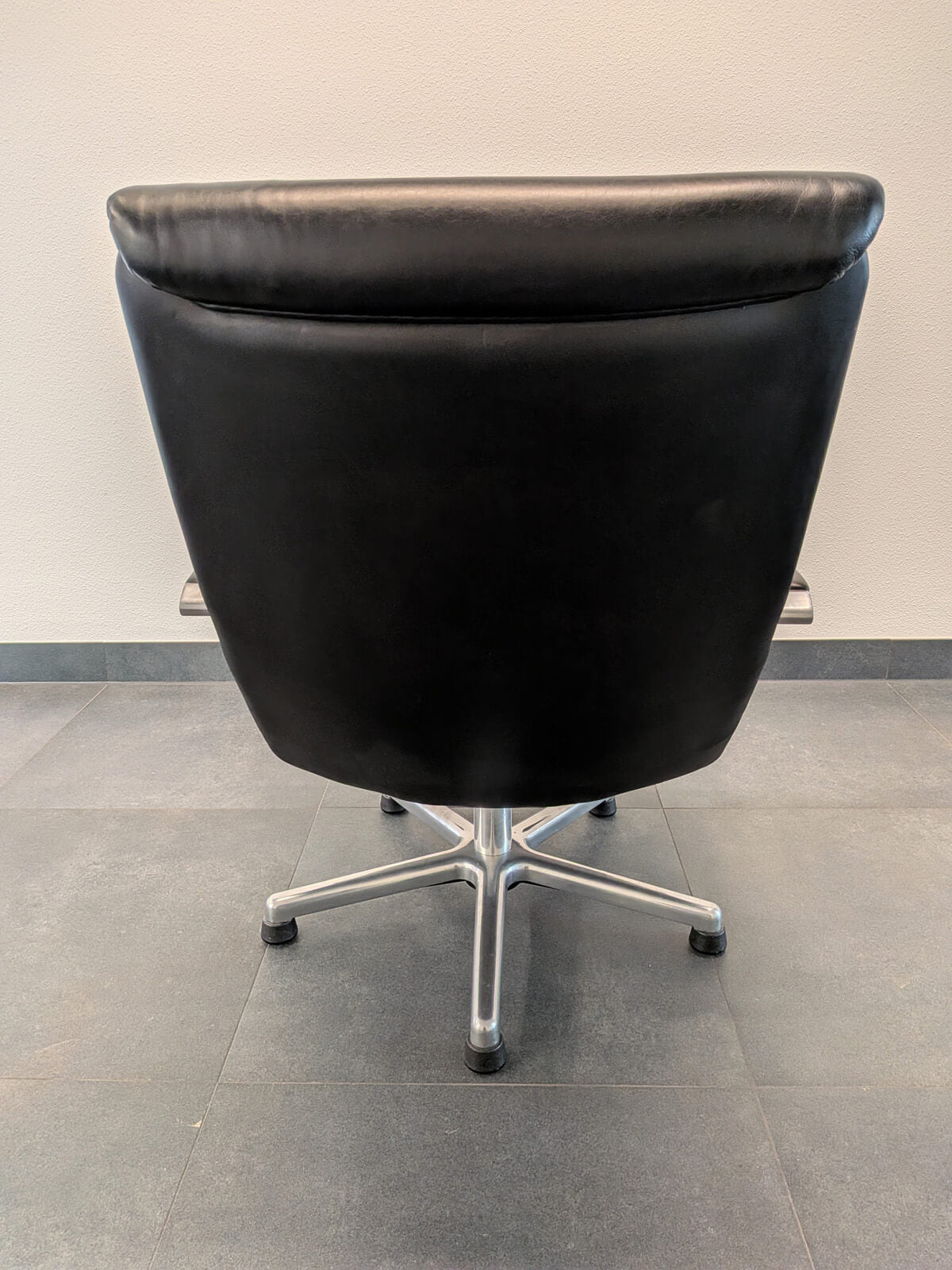 Artifort F194 Lounge Chair - Black Leather - Polished Aluminium Star Base