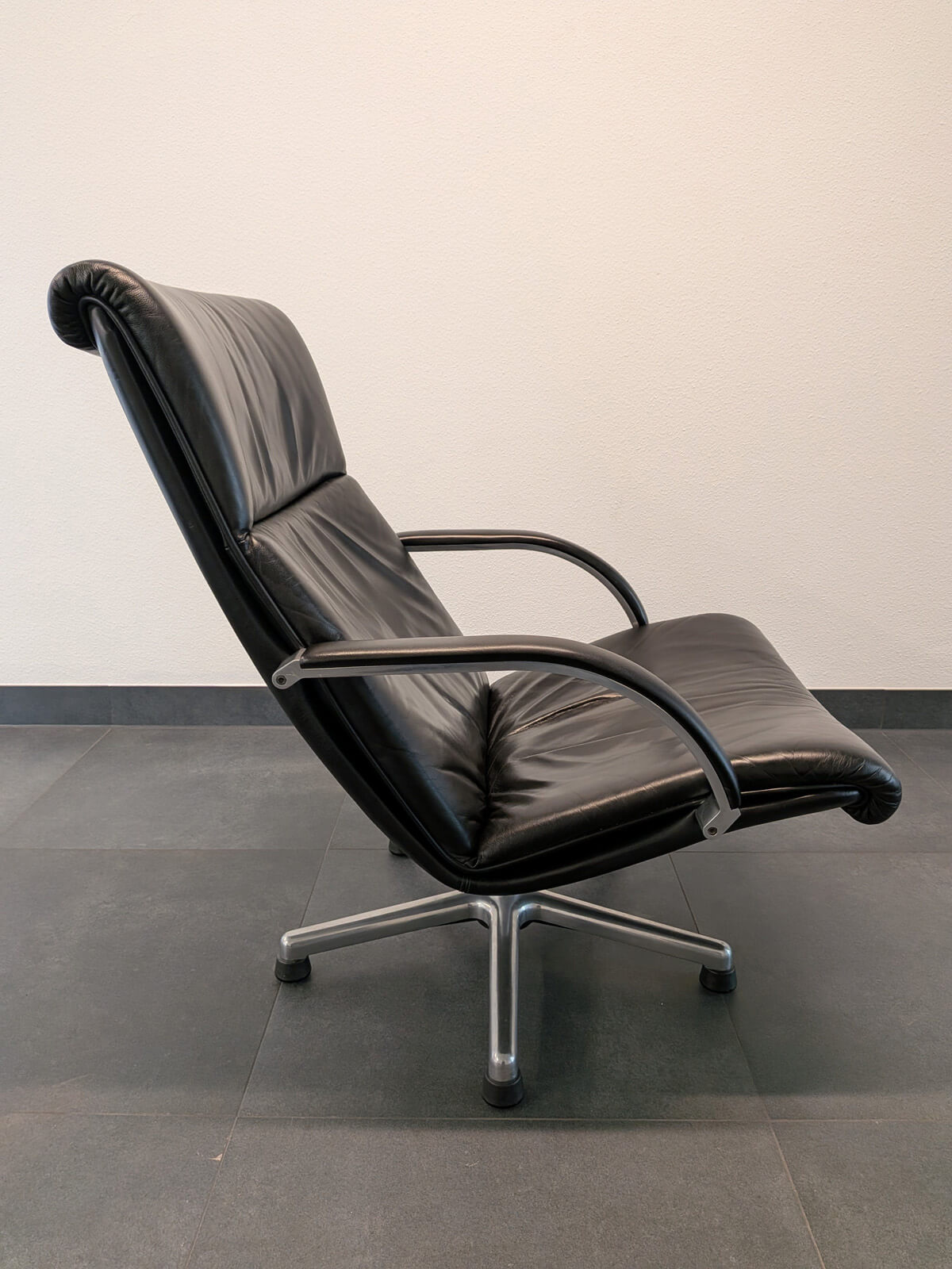 Artifort F194 Lounge Chair - Black Leather - Polished Aluminium Star Base