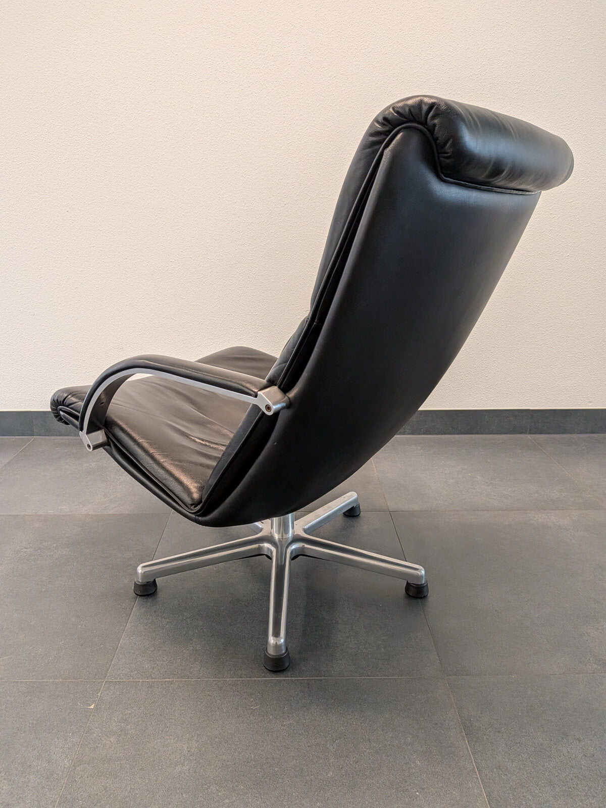 Artifort F194 Lounge Chair - Black Leather - Polished Aluminium Star Base