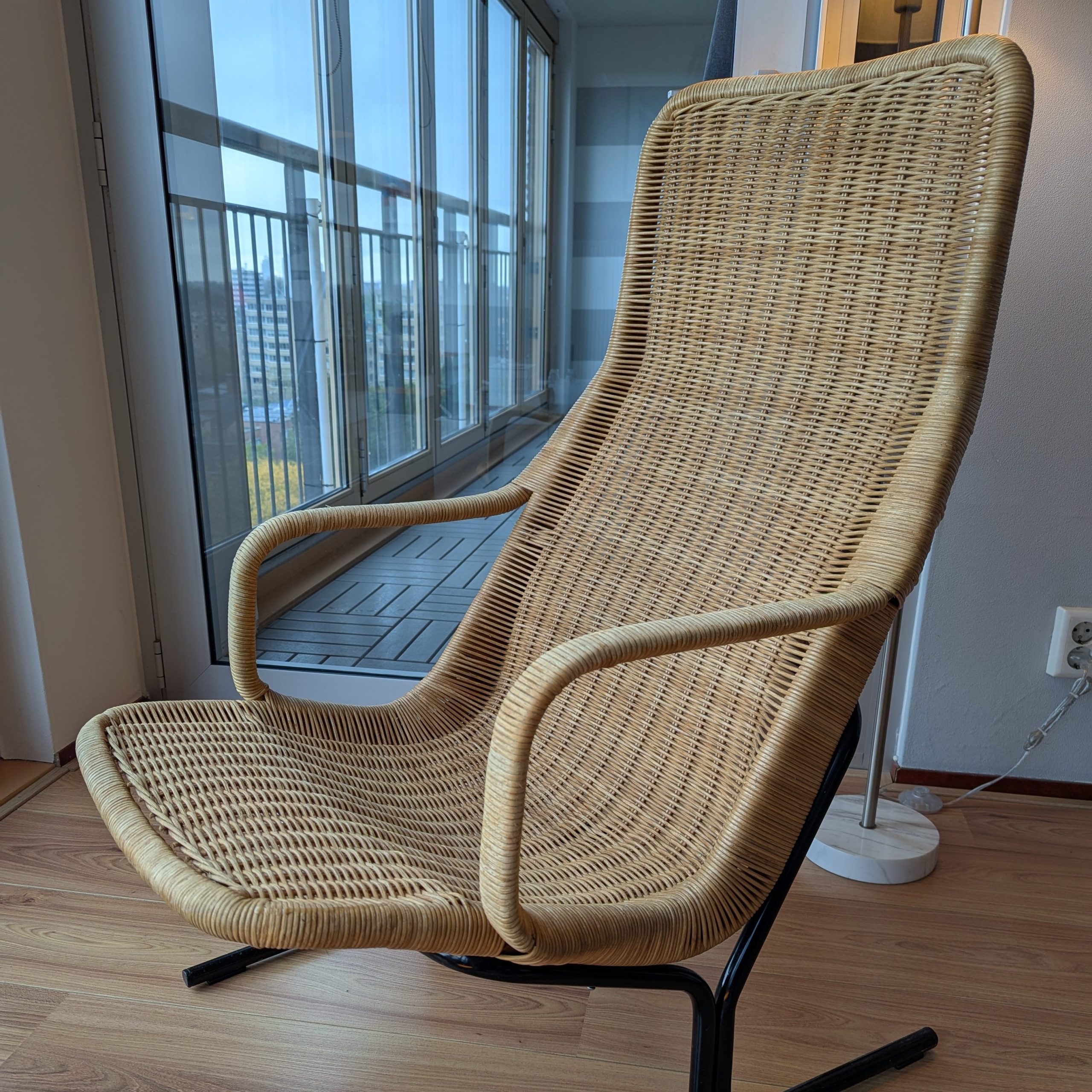 Rohe ‘514C’ Chair by Dirk van Sliedregt: “Rohe 514C chair designed by Dirk van Sliedregt, featuring a rattan seat and backrest on a black metal frame, exemplifying mid-century modern design.”