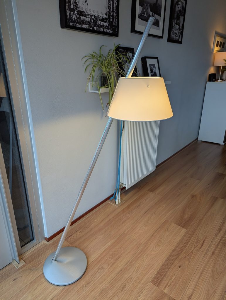 Metalarte ‘Sinclina’ Floor Lamp: “Metalarte Sinclina floor lamp with an adjustable arm and sleek design, providing versatile lighting solutions for contemporary interiors.”