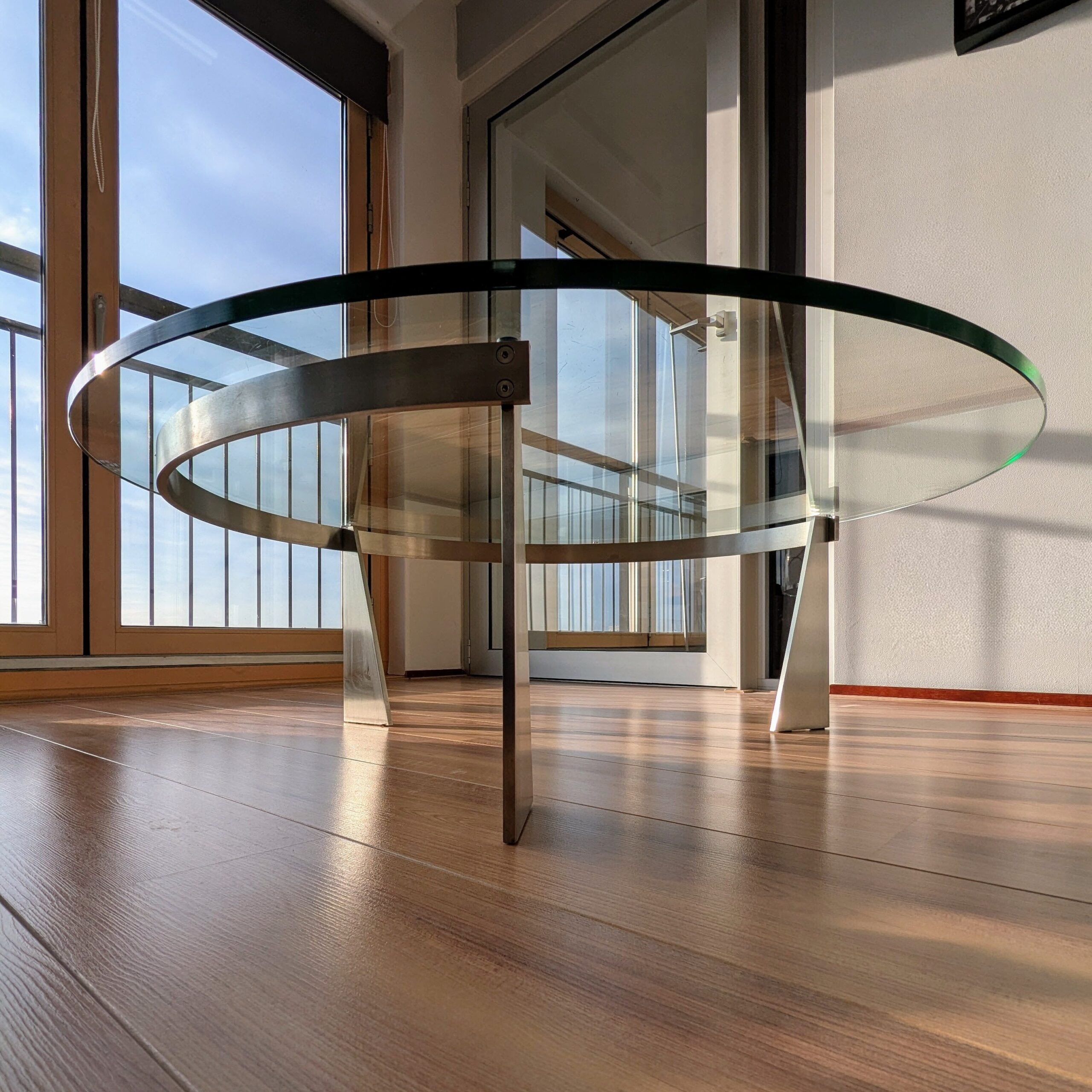 Metaform ‘G3’ coffee table, designed by Metaform, featuring a 110x110 cm glass top and a sleek metal frame, an iconic example of modern minimalist design.